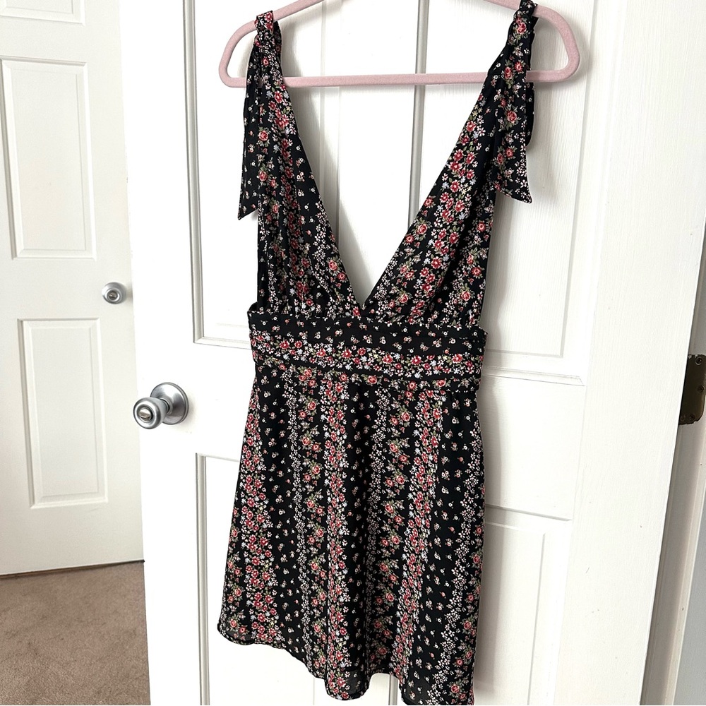 Forever 21 Floral Ditsy Pattern V-Neck Tie Swing Dress Size S